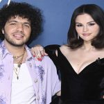 Benny Blanco ingin memberikan segalanya kepada putrinya Selena Gomez, termasuk pengalaman sekolah menengah yang tidak pernah ia alami. 4 Selena Gomez dan Benny Blanco