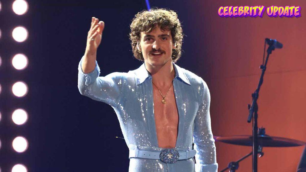 Benson Boone, masih mengenakan jumpsuit ketat, merilis video musik baru ‘Mr. Electric Blue’